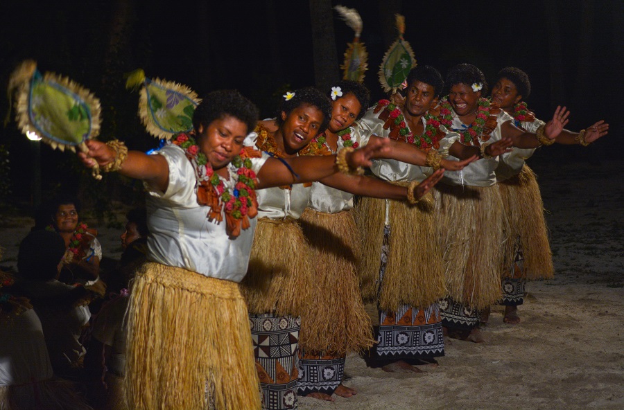  Жительницы Фиджи танцуют традиционный танец