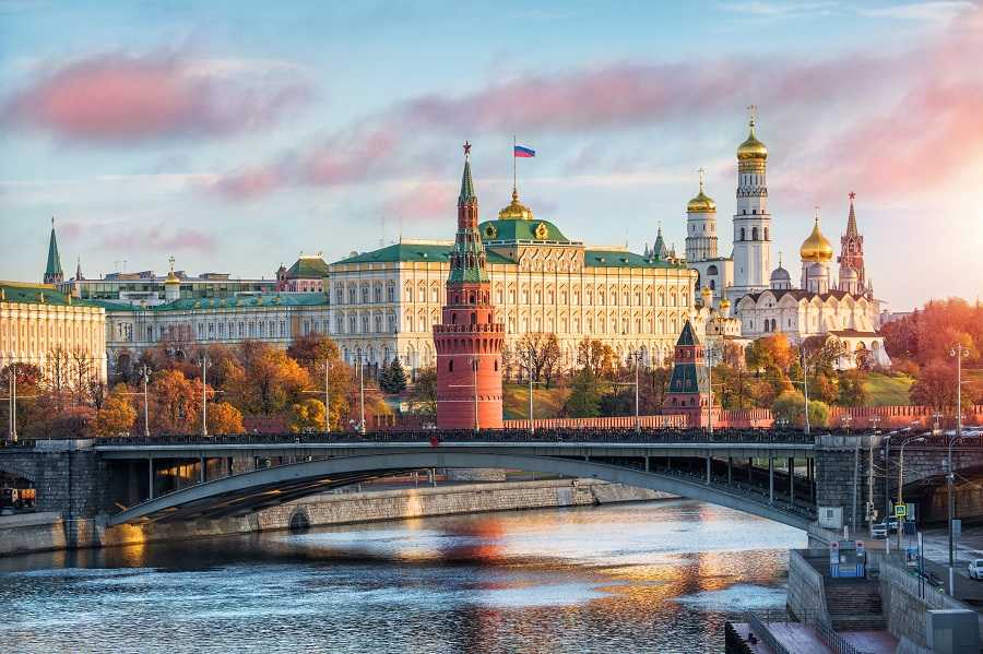 На тихих берегах Москвы… Вид на Кремль через Большой Каменный мост