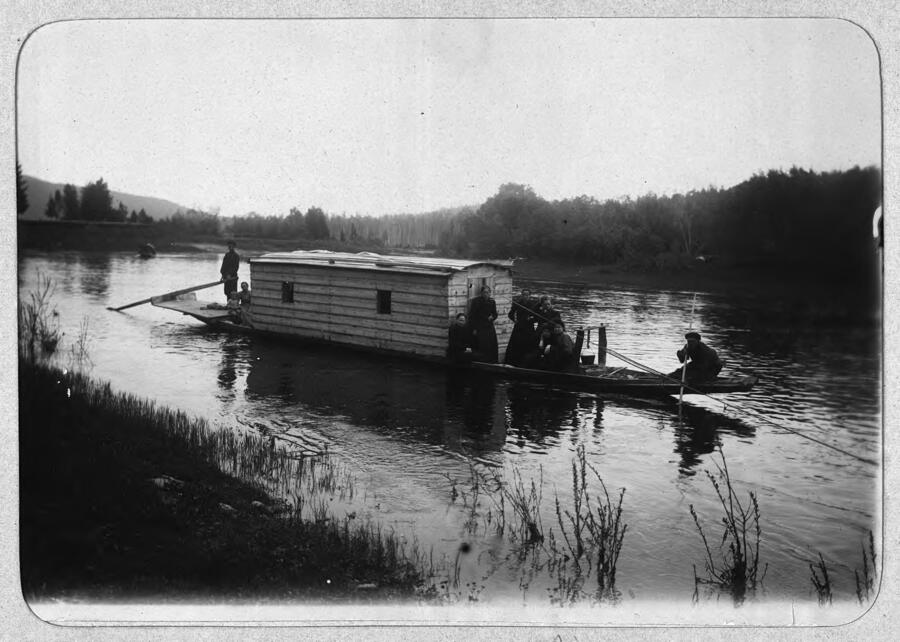 Шитик, плоскодонное речное судно, на реке Лене, 1890 год. Фото: Library of congress