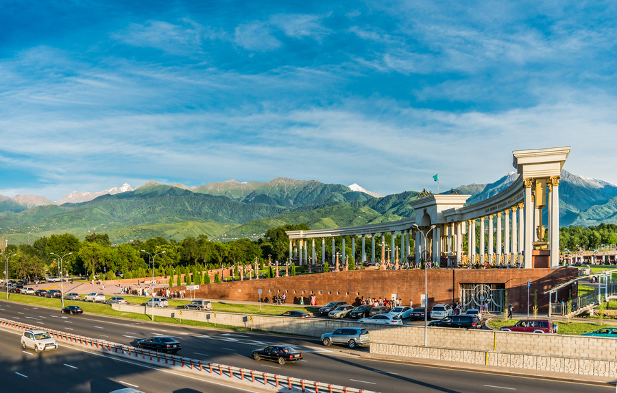 Арка на входе в парк имени первого президента Республики Казахстан в Алматы. Фото: istockphoto/Aureliy 