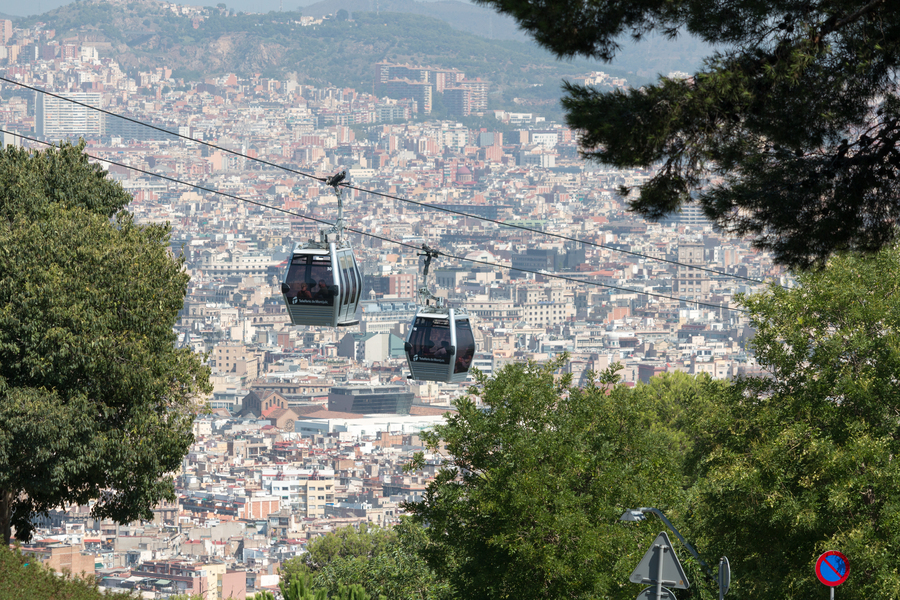  В Барселоне работает две канатные дороги. Одна из них — Пуэрто, связывает городской порт со смотровой площадкой Мирамар на горе Монжуик. Вторая проходит от парка до замка Монжуик и носит их имя. Фото: wikimedia/Mummelgrummel