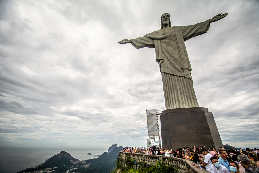  Статуя Христа-Искупителя на вершине горы Корковаду в Рио-де-Жанейро. Фото flickr/Erik Cooper 
