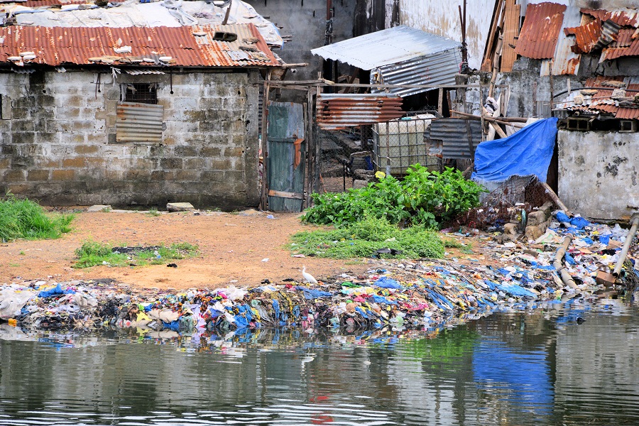  Трущобы и мусор на реке Месурадо, Монровия, Либерия