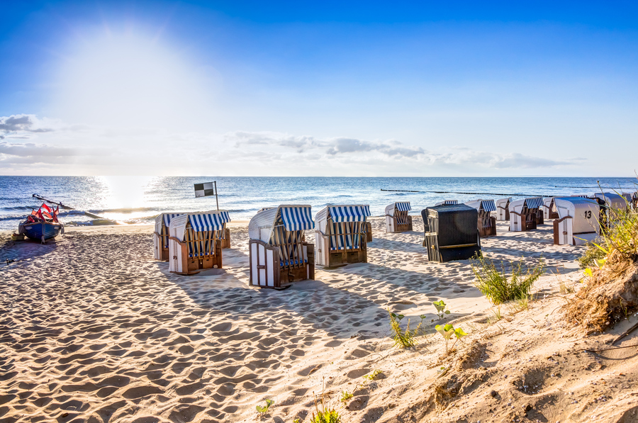  Плетёные кресла-кабинки на пляже в Цингсте. Фото istockphoto/mije_shots 