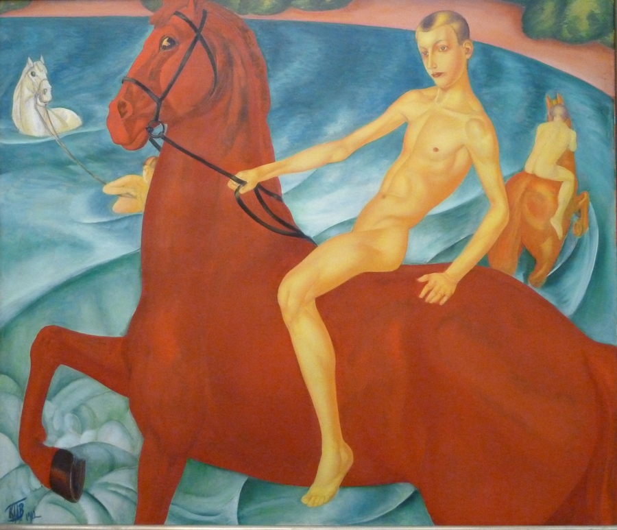 «Купание красного коня», Кузьма Петров-Водкин, 1912 год. Холст, масло.
Эта картина много лет висела на стене обычной ленинградской квартиры. Петров-Водкин написал её в 1912 году, в 1914-м отправил на выставку в шведский Мальмё вместе с работами других российских художников, и она так там и осталась — началась Первая мировая война, а потом в России случилась революция. И только в 1950 году вдове художника Марии Йованович удалось вернуть работы из Швеции. Музеи не проявили интерес к «Купанию» и владелица продала её коллекционеру Казимире Басевич. В собрании той и без Петрова-Водкина уже было много интересных имён: Александр Бенуа, Михаил Врубель, Константин Коровин, Зинаида Серебрякова, Константин Сомов, армянский живописец Мартирос Сарьян. Басевич завещала передать коллекцию Третьяковке. Фото wikimedia