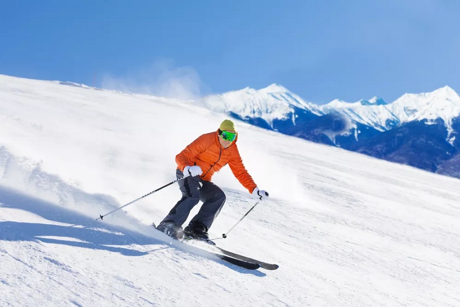 Лыжник на склонах Красной Поляны