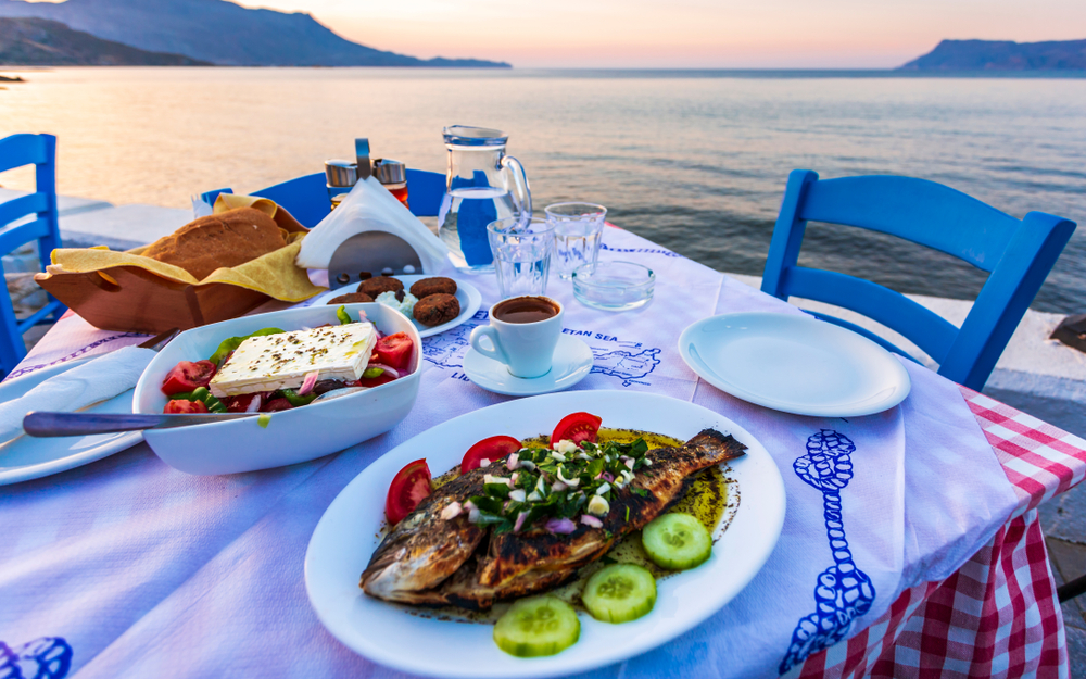 Жареная дорада с овощами и греческий салат с сыром