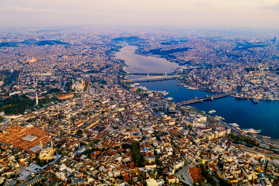  Пролив Босфор в Стамбуле — природная граница между Европой и Азией. Фото: istockphoto/Asia-Pacific Images Studio