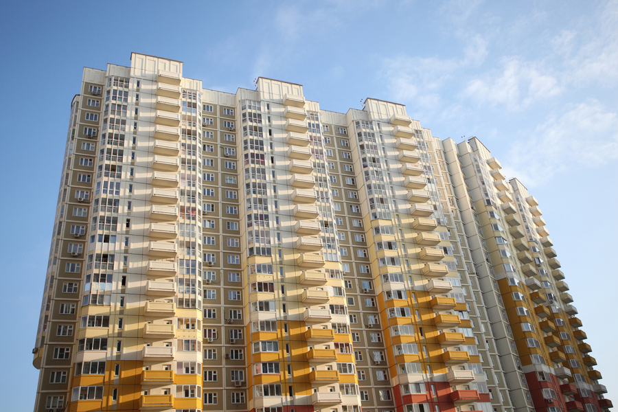 Типовой дом КОПЭ «Парус». Эта серия появилась в 2003 году и название получила из-за больших полукруглых лоджий, которые напоминают паруса. Фото istockphoto/bopav