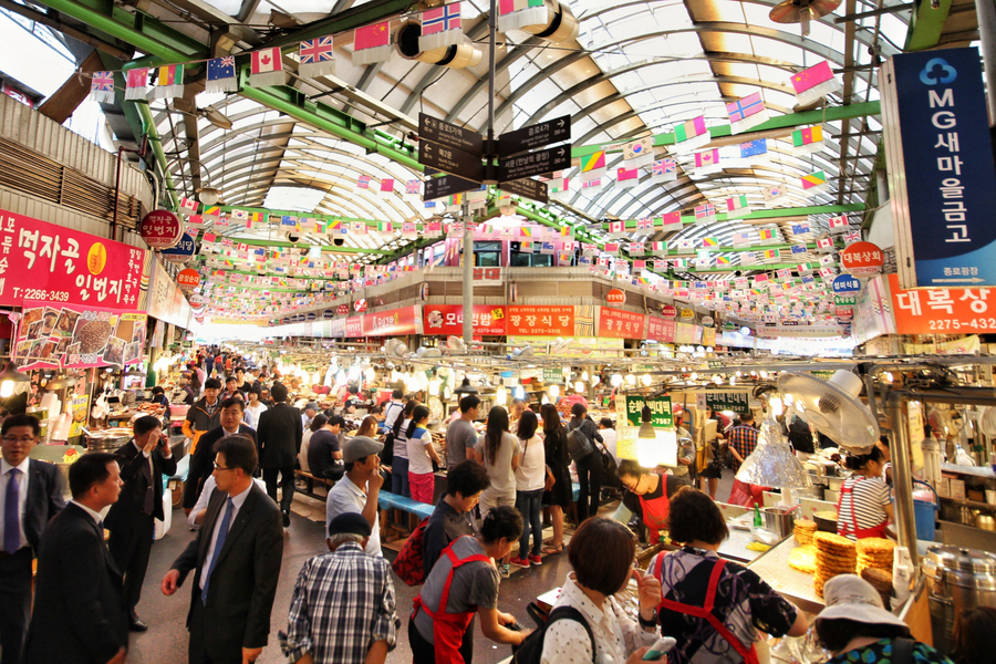 Кванчжан (Gwangjang Market) — один из самых оживлённых традиционных рынков Сеула. Фото: istockphoto/JGregorySF