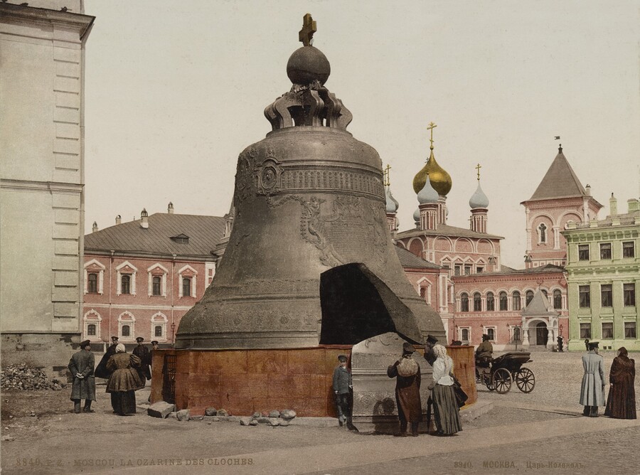 Царь-колокол на территории Московского Кремля, 1896 год. Фото: wikimedia/Павлов П.