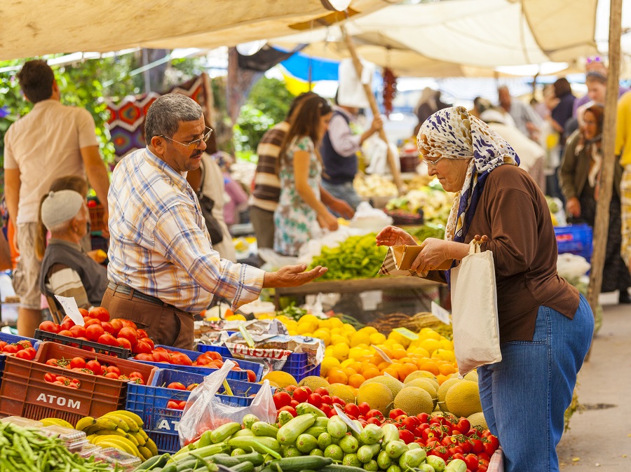 Овощное и фруктовое изобилие на рынке в Анталье. Фото: holgs