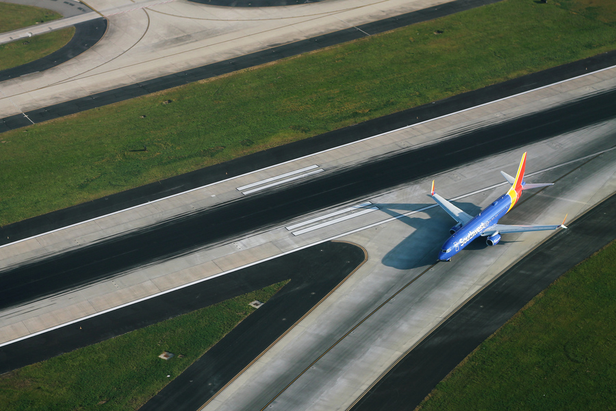  Boeing 737-800 на взлётно-посадочной полосе после приземления в аэропорту Атланты. Фото: flickr/formulanone