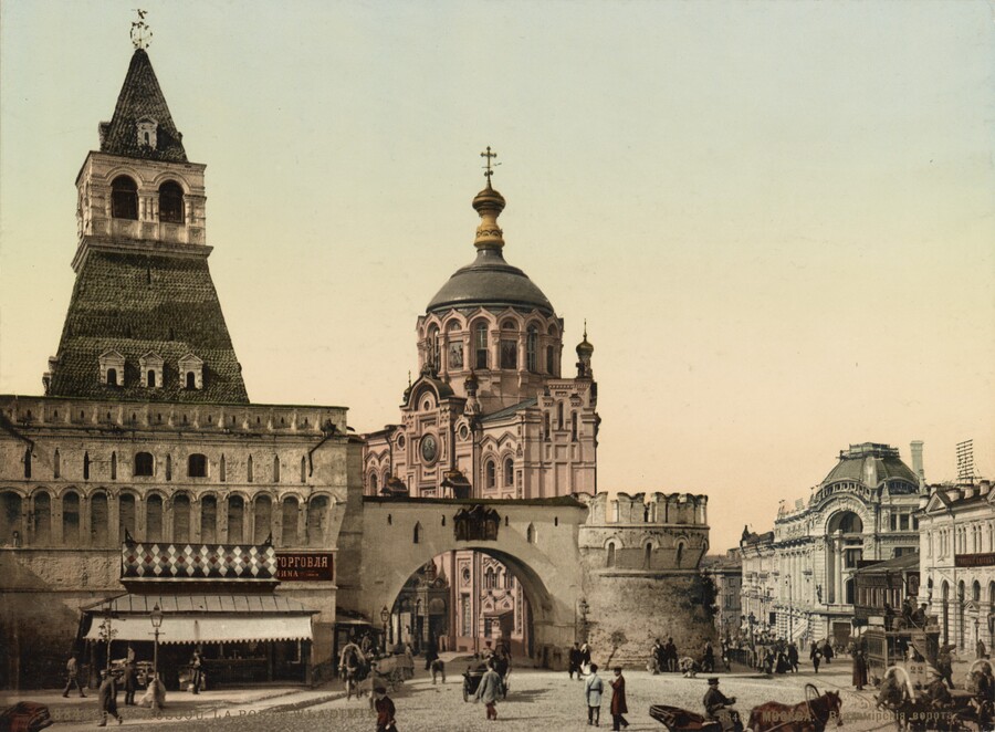 Владимирские ворота и часовня Пантелеймона Целителя в Москве, 1896–1897 годы. Фото: Library of congress/Пётр Петрович Павлов