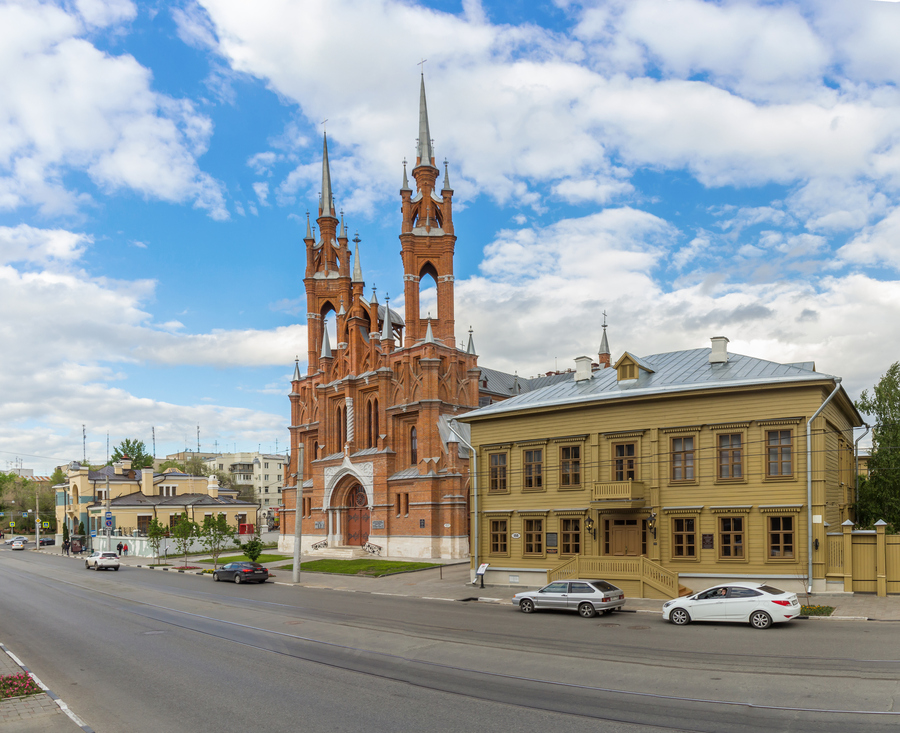 Католический храм Пресвятого Сердца Иисуса в окружении Музея модерна (слева) и музея-усадьбы Алексея Толстого на улице Фрунзе. Фото: istockphoto/Dmitrii Tishchenko