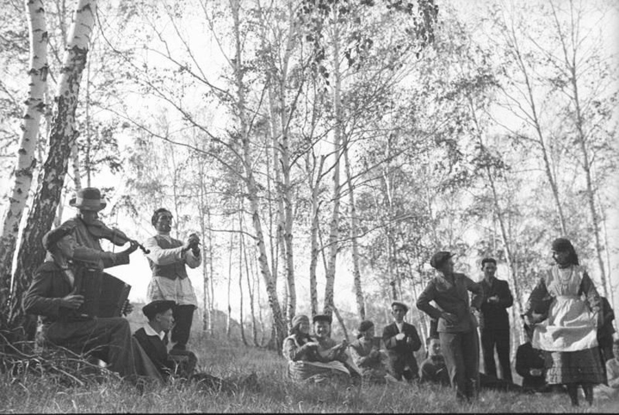  Танцы в посёлке Берёзки — теперь это район города Магнитогорска, 1937 год. Фото russiainphoto.ru/МАММ / МДФ/Владислав Микоша