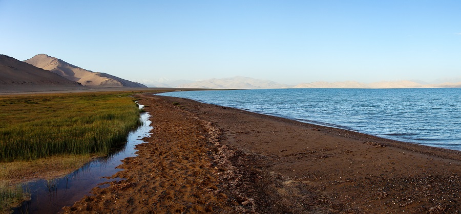 Берег Кайраккумского водохранилища