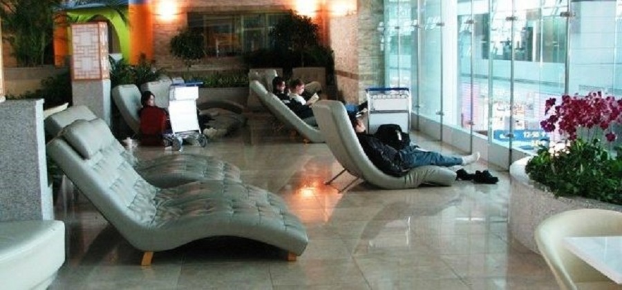 Спящие в сеуле. Лежаки в аэропорту. Лежанка в аэропорту. Лаунж зона в аэропорту Инчхон. Лежанки в аэропорту Дели.