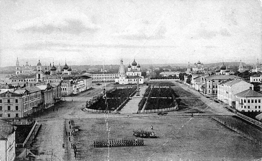 Парадная площадь (ныне площадь Челюскинцев) в Ярославле, 1900 год. Фото: wikimedia/неизвестный автор