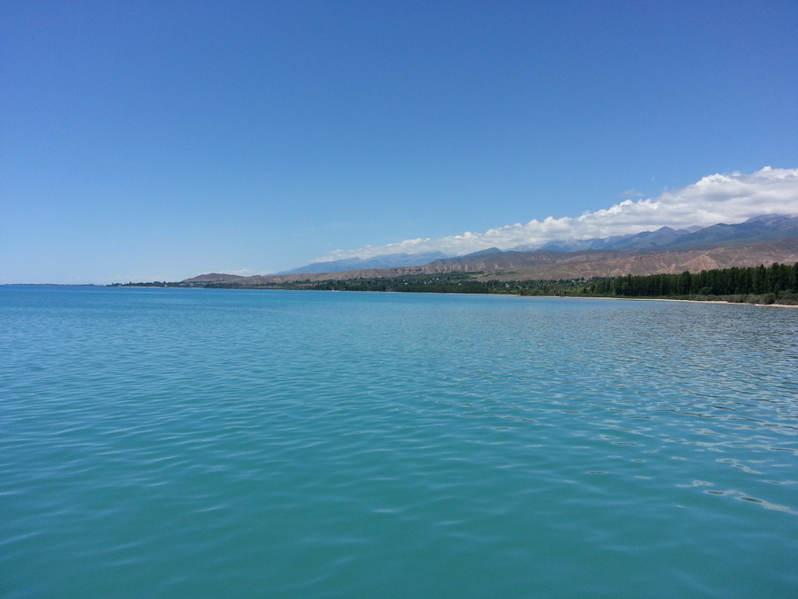 Бессточное озеро Иссык-Куль, его глубина — 668 метров. Фото: wikimedia/john panfilov 