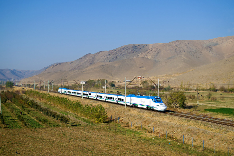  Высокоскоростной поезд «Афрасиаб». Фото: wikimedia/rolly
