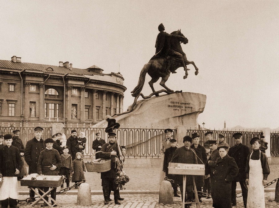  Уличные торговцы на фоне Медного всадника, 1910-е