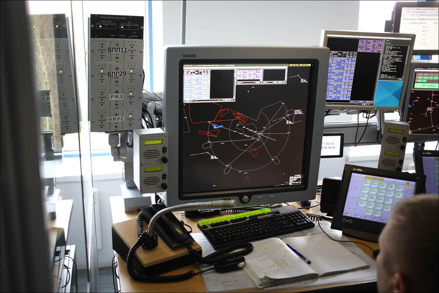 Рабочее место диспетчера круга, спереди микрофон связи с экипажами и наземными службами, слева — управление курсо-глиссадной системой