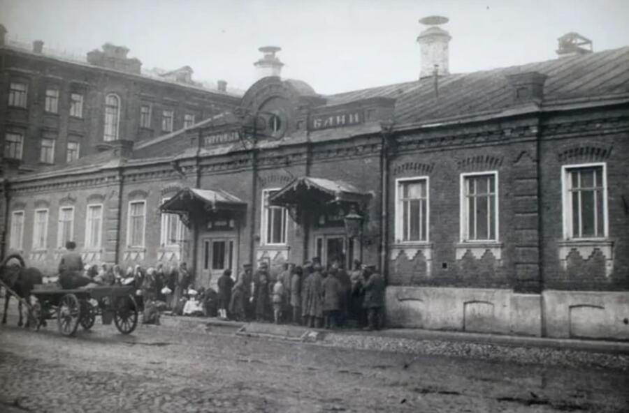  Очередь в Селезнёвские бани на одноимённой улице в Москве, 1912–1913 годы. Фото: wikimedia/Общественное достояние 