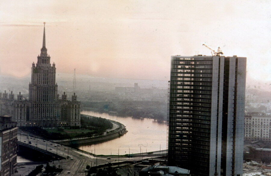 Гостиница «Украина» и здание СЭВ в процессе строительства, 1970 год. Фото: wikimedia/Andris Malygin