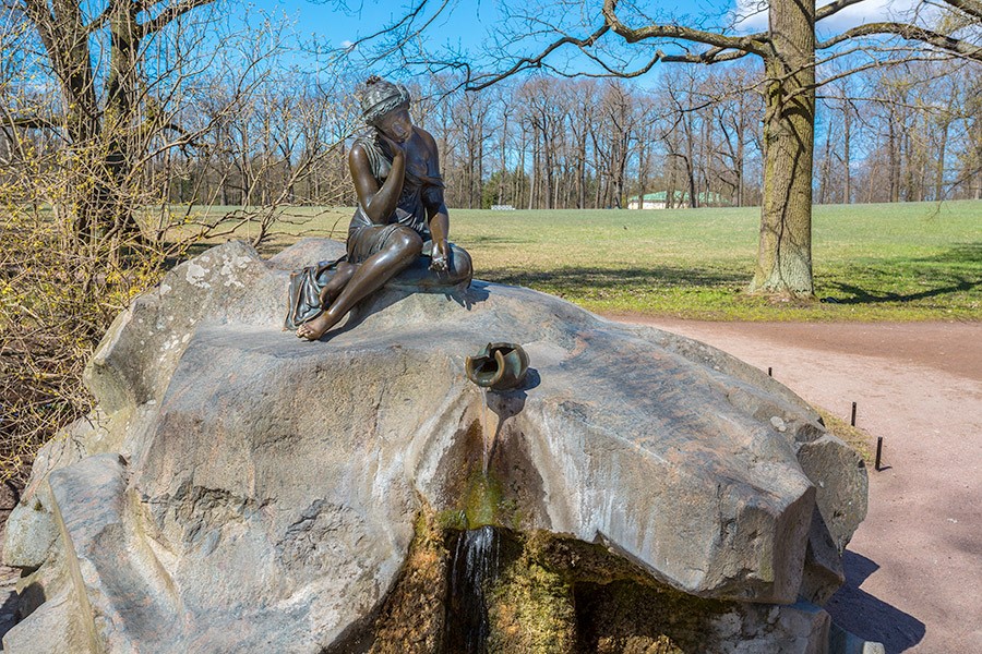  Скульптура «Девушка с кувшином» в Екатерининском парке, Пушкин