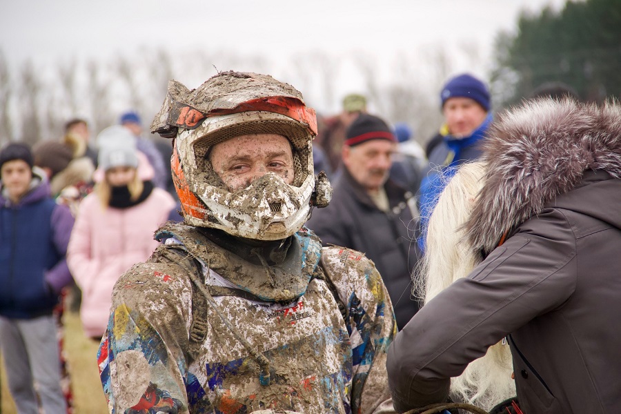  На мотоцикле можно добраться до мест, куда не пройдёт машина. Чаще всего это те точки, где дорог просто нет, но вы будете выглядеть примерно вот так. На фото Александр Гладилин, наш коллега в Туту. 