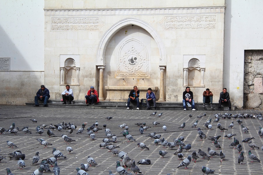  Люди перед фонтаном в Дамаске