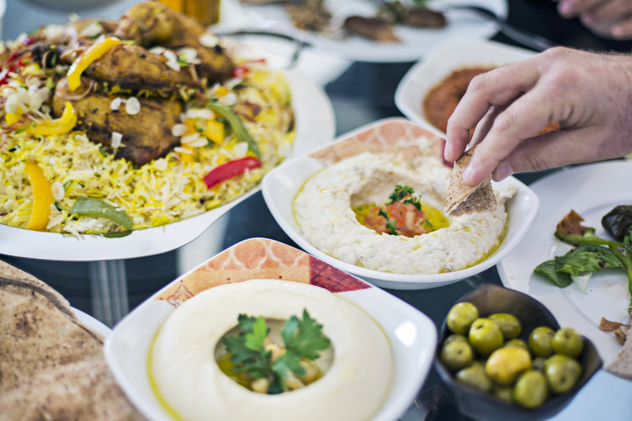 Тушёное мясо с рисом и хумус — обязательные составляющие национальной кухни в Дубае. Фото: Istockphoto/xavierarnau
