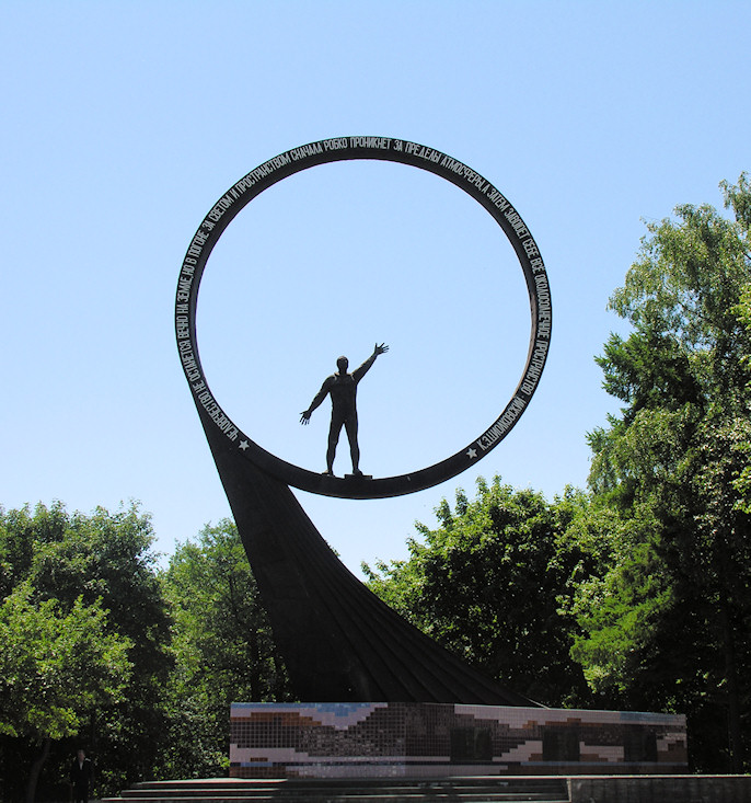  Памятник Покорителям ближней Вселенной в Калининграде