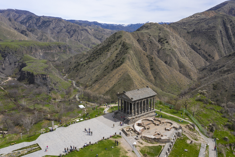 Гарни — языческий храм, построенный в I в. н. э. армянским царём Трдатом I, расположен рядом с одноимённым селом в 28 км к востоку от Еревана. Фото: istockphoto/guenterguni