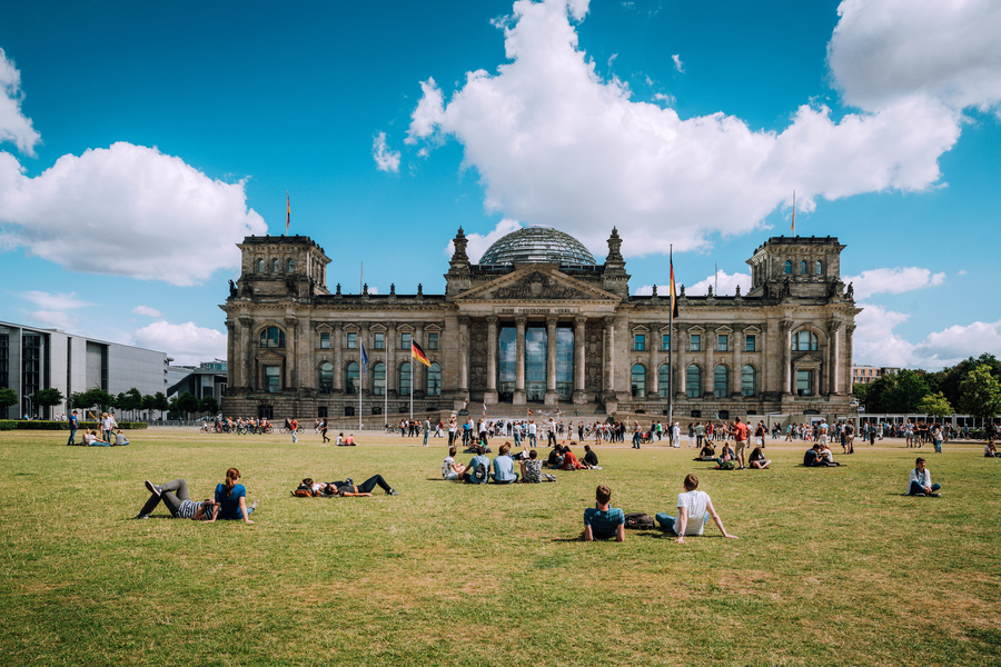  Рейхстаг на площади Республики в Берлине — вид с западной стороны