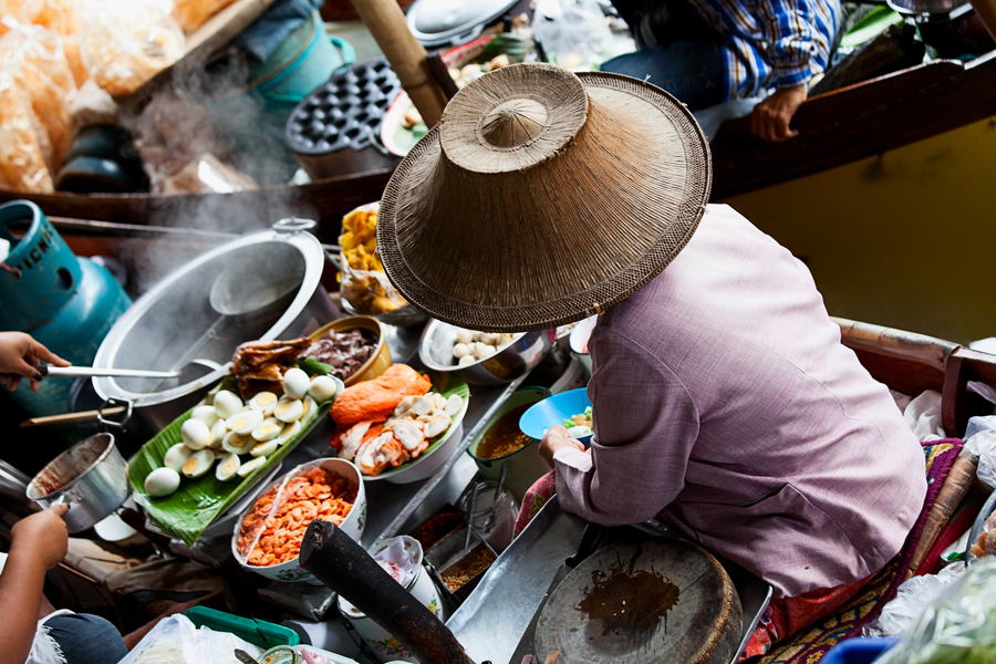 На плавучих рынках Бангкока можно купить овощи, фрукты и готовую еду. Фото: istockphoto/IlonaBudzbon
