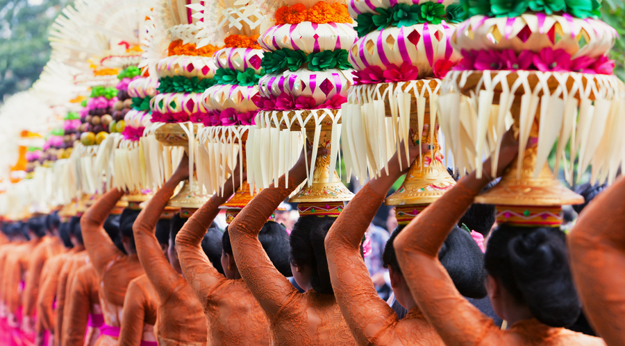  За день до Ньепи, балийского Нового года, по всему острову проходят праздничные шествия, а потом наступает День тишины — и жизнь на сутки замирает. Фото: istockphoto/Bicho_raro