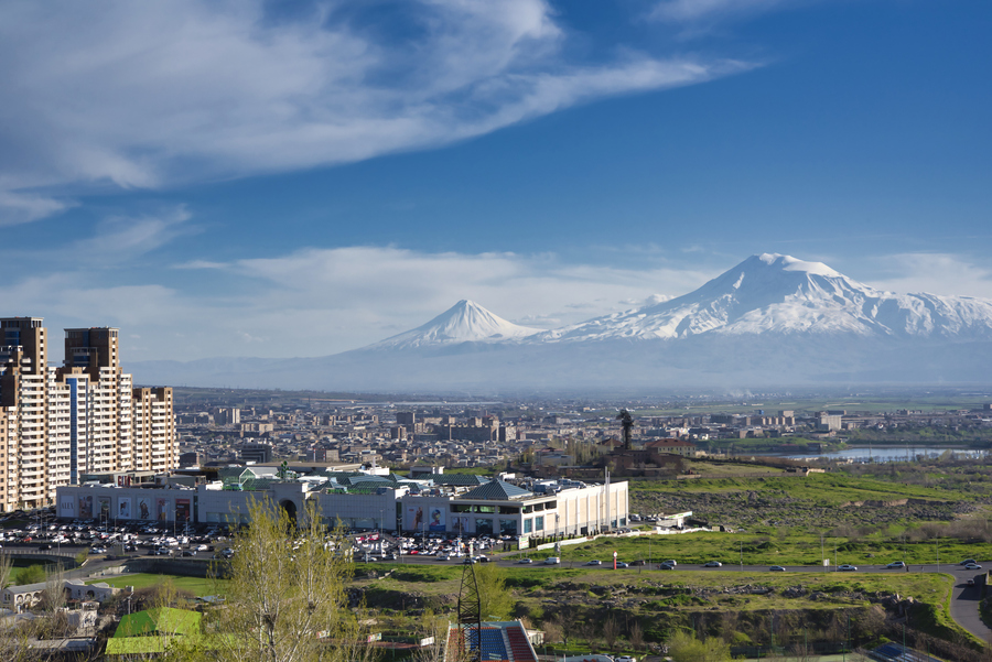 Жилой квартал в Ереване с видом на Арарат. Фото: istockphoto/guenterguni