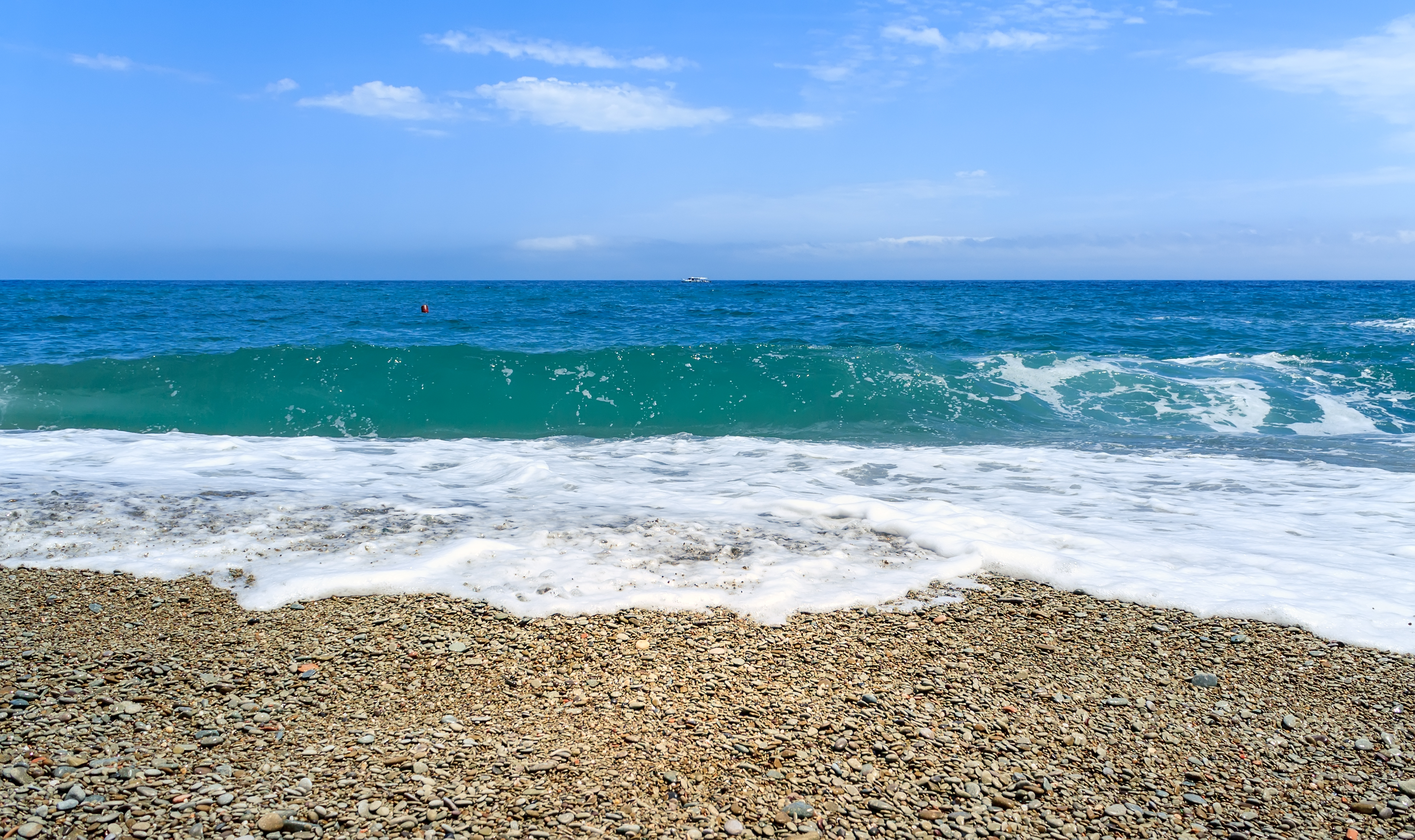 Галечный пляж и чистое море Алушты, Крым