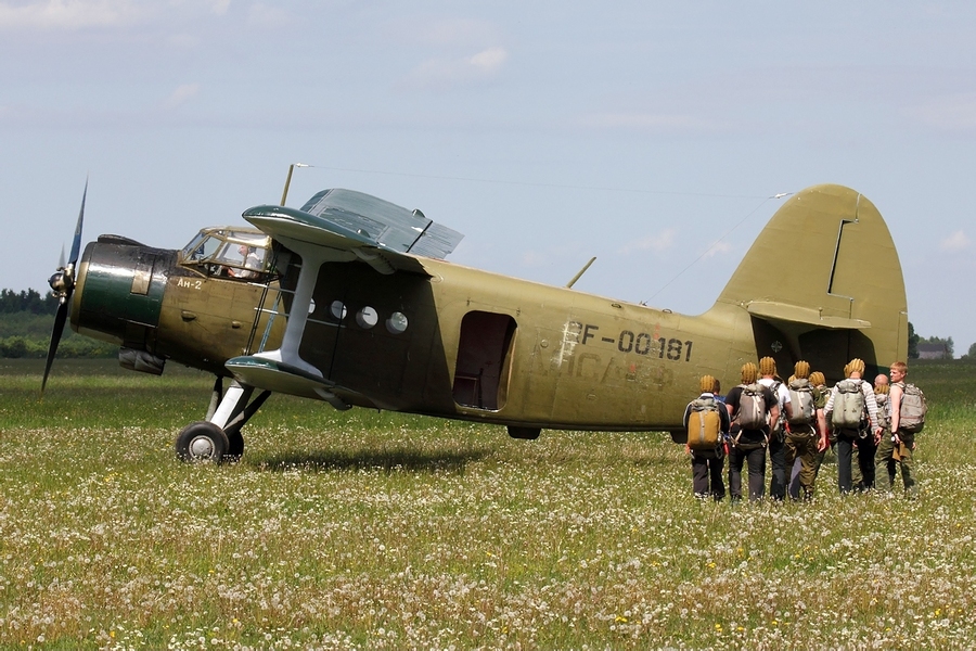 Парашютисты заходят в Ан-2 на аэродроме «Сиворицы» в селе Никольское Гатчинского района Ленинградской области, 2010 год. Фото: wikimedia/Игорь Двуреков