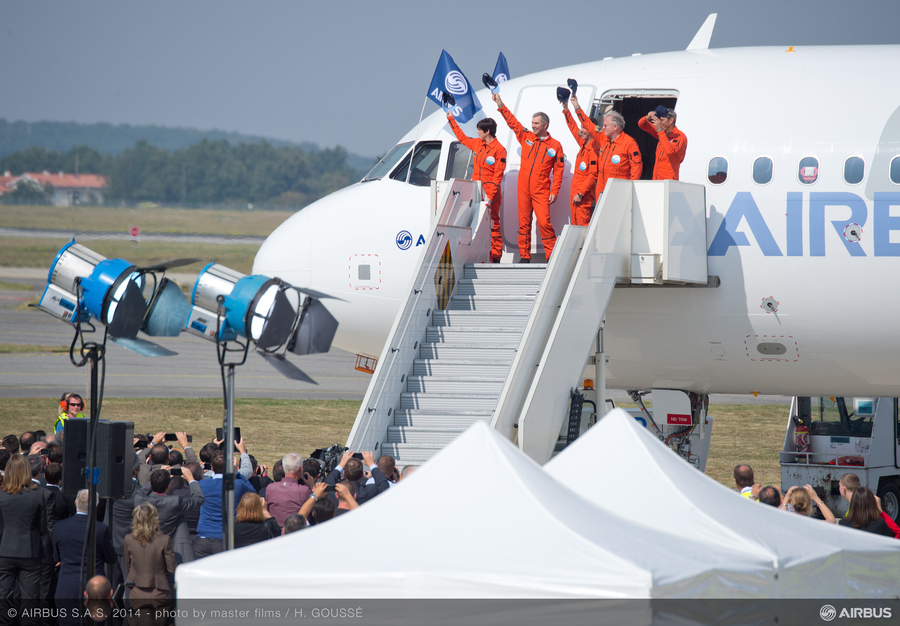  Экипаж A320neo после успешного завершения первого испытательного полёта, 25 сентября 2014 года. Фото Airbus/H.Gousse 