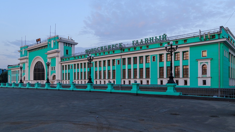 В очертаниях здания железнодорожного вокзала Новосибирск-Главный угадывается силуэт паровоза. Фото: A.Savin / Wikimedia