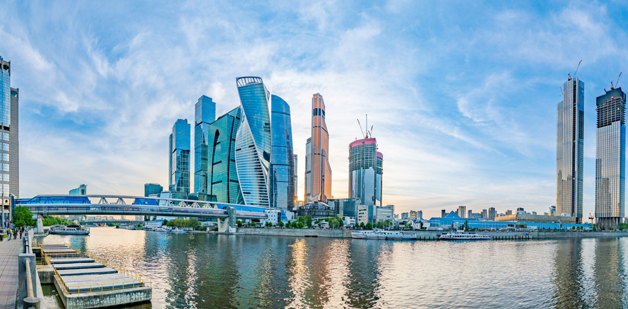 Вид на Москву-Сити и пешеходный мост с набережной Тараса Шевченко. Фото: istockphoto/Andrey Danilovich