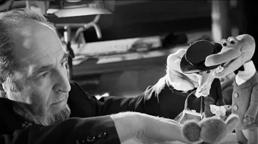 Мультипликатор Леонид Шварцман работает над одной из серий мультфильма про Чебурашку. Фото: кадр сюжета на Первом канале