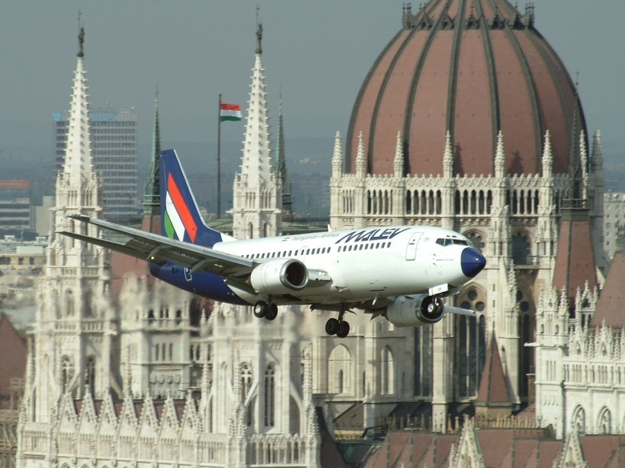  Самолёт Boeing 737-300 в ливрее венгерской авиакомпании Malev на фоне здания Венгерского парламента, 2004 год. В 2023 году авиакомпания прекратила свою деятельность из-за долгов. Фото: wikimedia/HA-LEX 