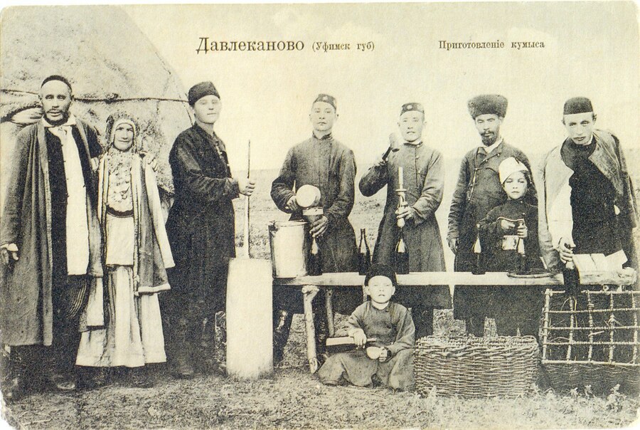  Приготовление кумыса в поселке Давлеканово Уфимской губернии, начало двадцатого века. Фото wikimedia