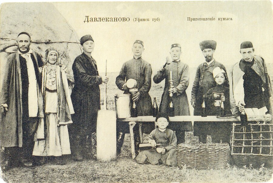 Приготовление кумыса в поселке Давлеканово Уфимской губернии, начало двадцатого века. Фото wikimedia