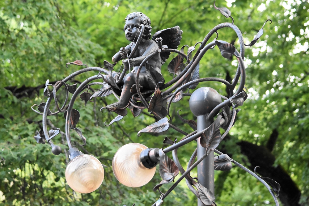 Фонарь со скульптурой ангела на улице Гоголя