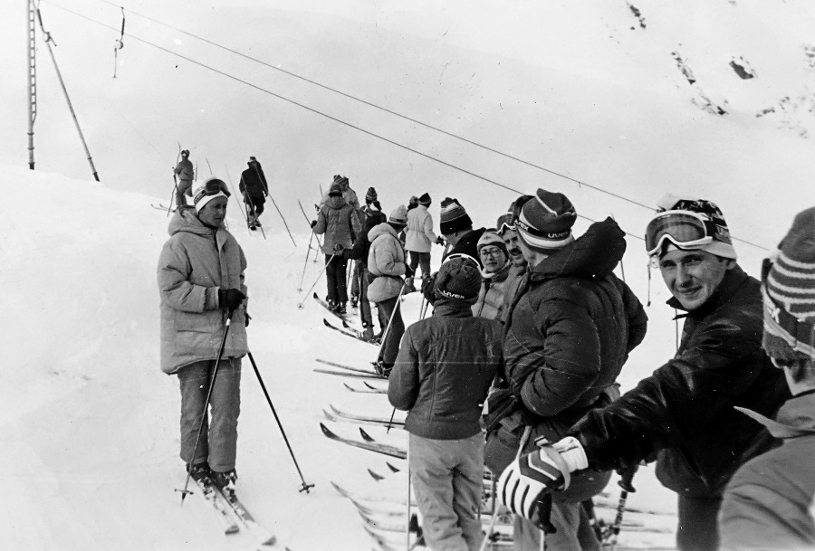 Очередь на бугельный подъёмник на Чегете, начало 1980-х. Фото: из архива Георгия Дубенецкого